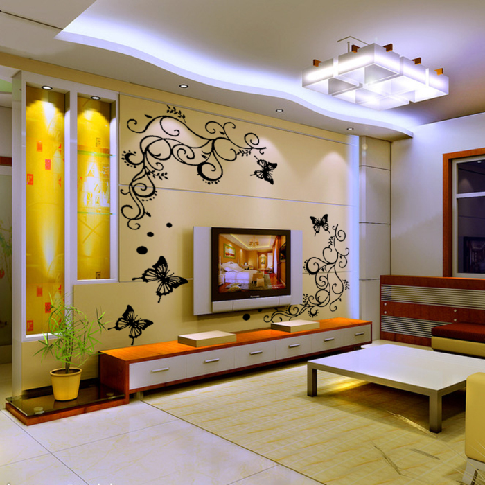 Традиционная гостиная комната с фантастическими обоями, украшенными птицами. 