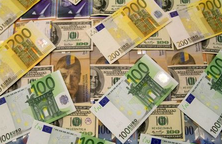 U.S. dollar, euro and Swiss franc bank notes are seen in a bank in Budapest August 8, 2011.The forint lead currencies lower in emerging Europe; the euro and the dollar lost ground against the Japanese yen and the Swiss franc amid worries about a European and American debt crisis spiralling out of control. REUTERS/Bernadett Szabo (HUNGARY - Tags: BUSINESS)