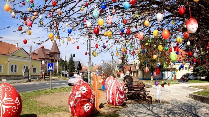 Улица венгерского городка во время Пасхи. / Фото: www.my-vengria.ru