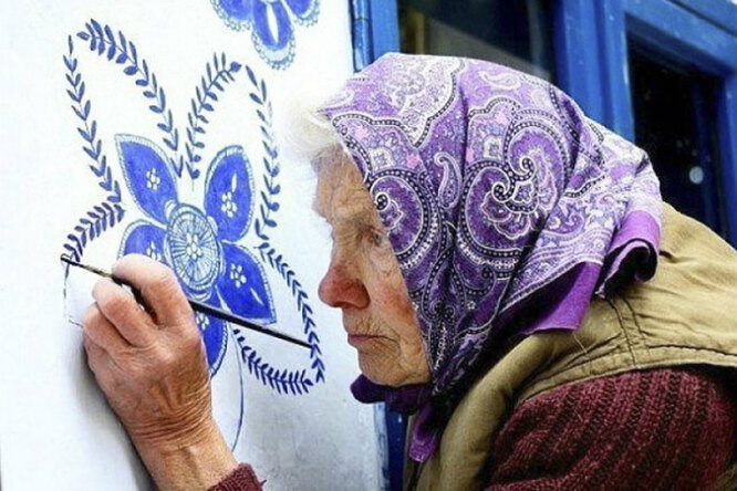 Эта 90-летняя бабушка каждый год расписывает дома жителей своей деревни декор,домашний досуг,идеи для дома,интерьер и дизайн