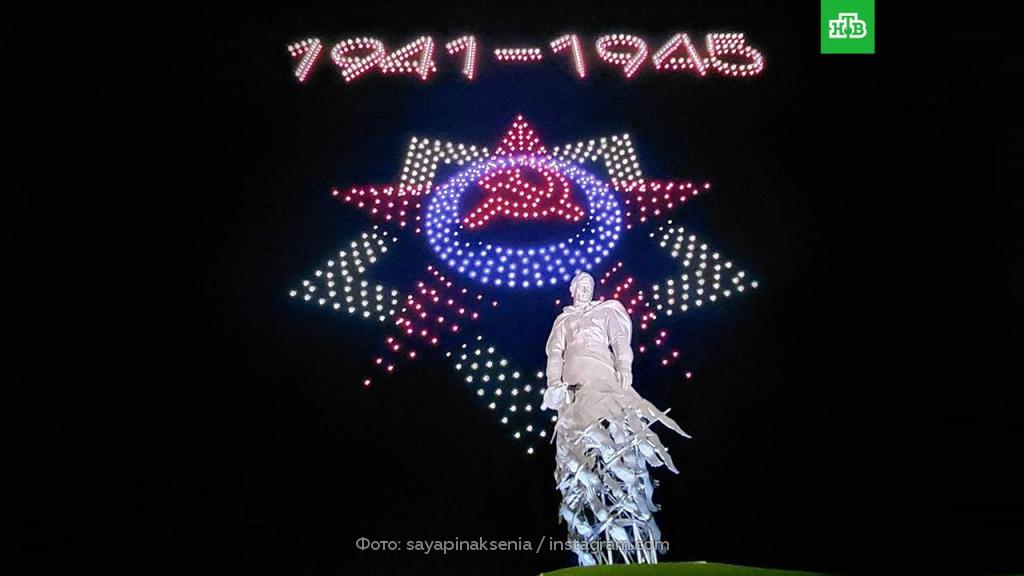 Над Ржевским мемориалом устроили световое шоу ко Дню Победы