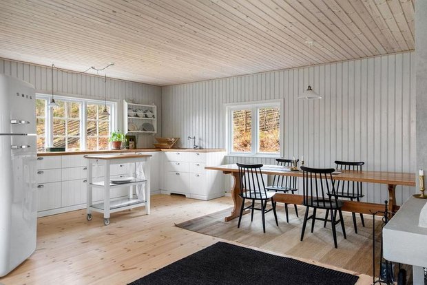 Простой дачный домик, который легко повторить: пример из Швеции комнаты, камин, природы, получился, только, Здесь, интерьер, посередине, кантри, стиле, другойКухня, гостиную, стороны, одной, кухню, делит, уютным, пространство, делает, уютно