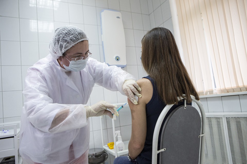 Минздрав разрешил поменять формат испытаний вакцины "Спутник V"