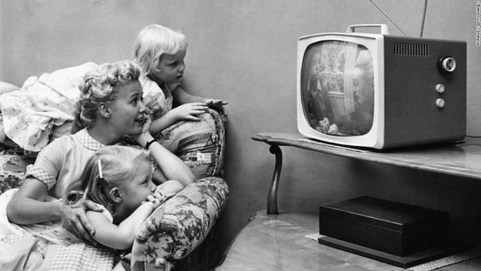 В Советском Союзе телевизор был большой ценностью и собирал возле себя всю семью. /Фото: static-nur.akamaized.net
