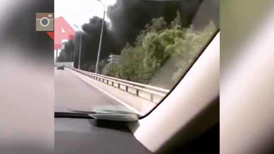 Видео с места пожара возле Новорижского шоссе в Москве