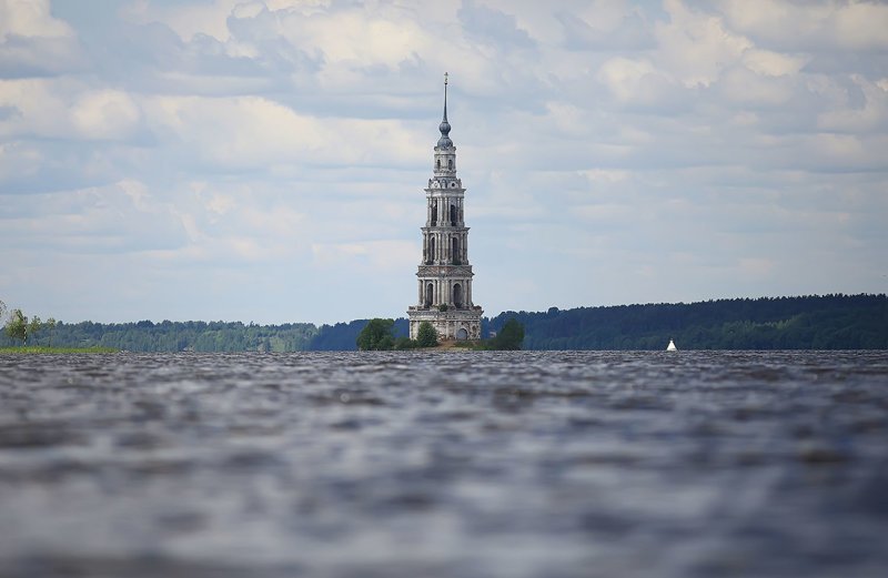 Калязинская церковь, также называемая "Затопленной звонницей", стоит одна в Угличском водохранилище. Это все, что осталось от Старого города Калязина, который был затоплен при строительстве плотины в 1939 году, Кичигин заброшенные здания, маяк, просторы, россия, церкви
