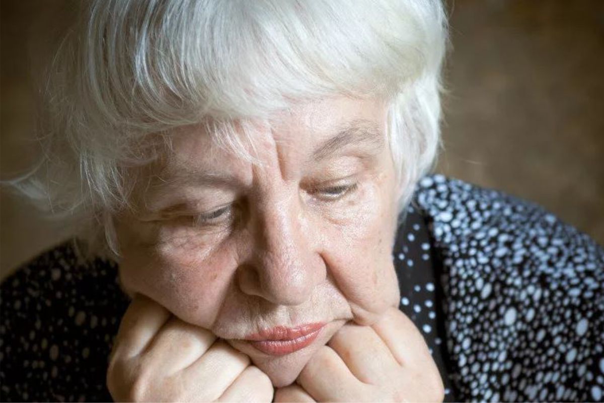 Лечение депрессии у пожилых. Депрессия у пожилых людей. Бабушка в депрессии. Пожилая женщина в депрессии. Депрессия у пенсионеров.