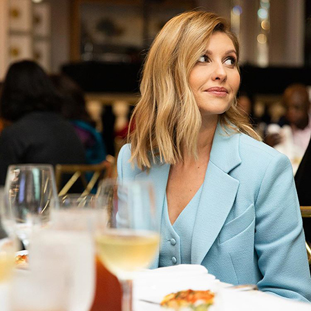 Елена Зеленская в нежно-голубом брючном костюме на модном мероприятии в Нью-Йорке Елена Зеленская в нежно-голубом брючном костюме на модном мероприятии в Нью-Йорке Звездный стиль