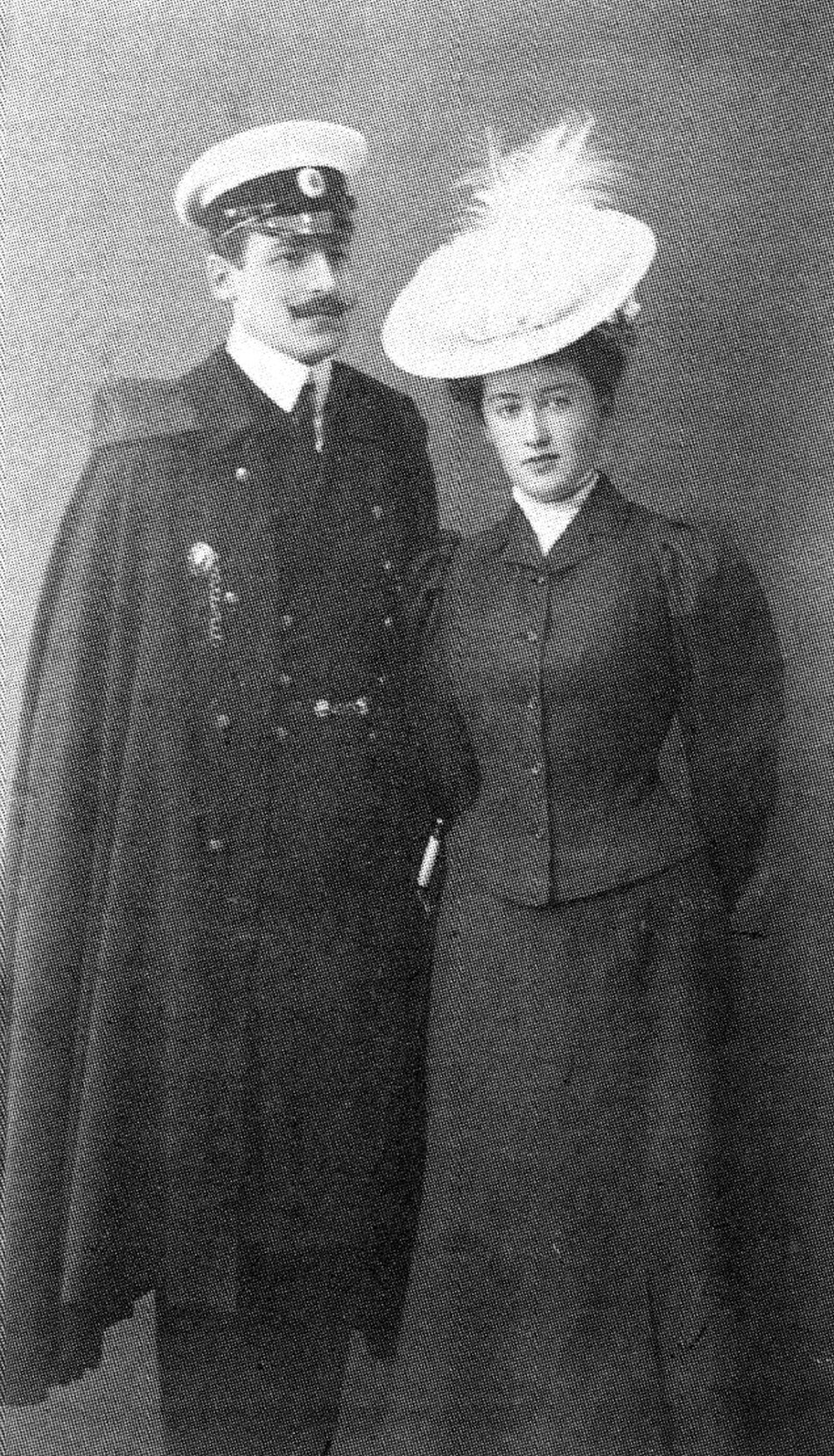 Образцовая семья офицера флота: Мориц Кнюпфер с супругой Люси.