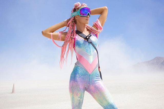 Прозрачное платье, розовые косы и бикини: что носили Дарья Коновалова, Пэрис Хилтон, Хайди Клум, Синди Кроуфорд на Burning Man