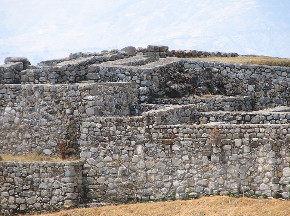 Инкские руины рядом с Сайуите. Фото взято с сайта: https://ru.wikipedia.org/wiki/Сайвите#/media/Файл:Sayhuite_Archaeological_site_-_walls.jpg