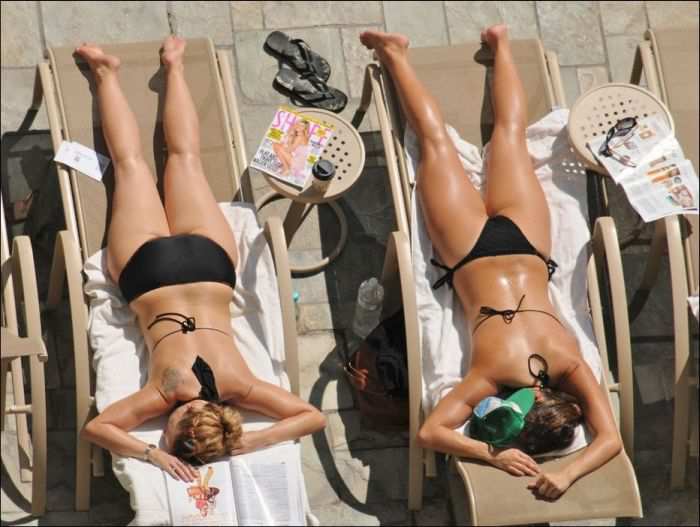 Симпатичные девушки загорают Симпатичные девушки загорают позитив