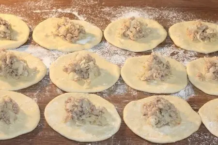 Пироги с мясным фаршем, овощами и соусом: шаг 14