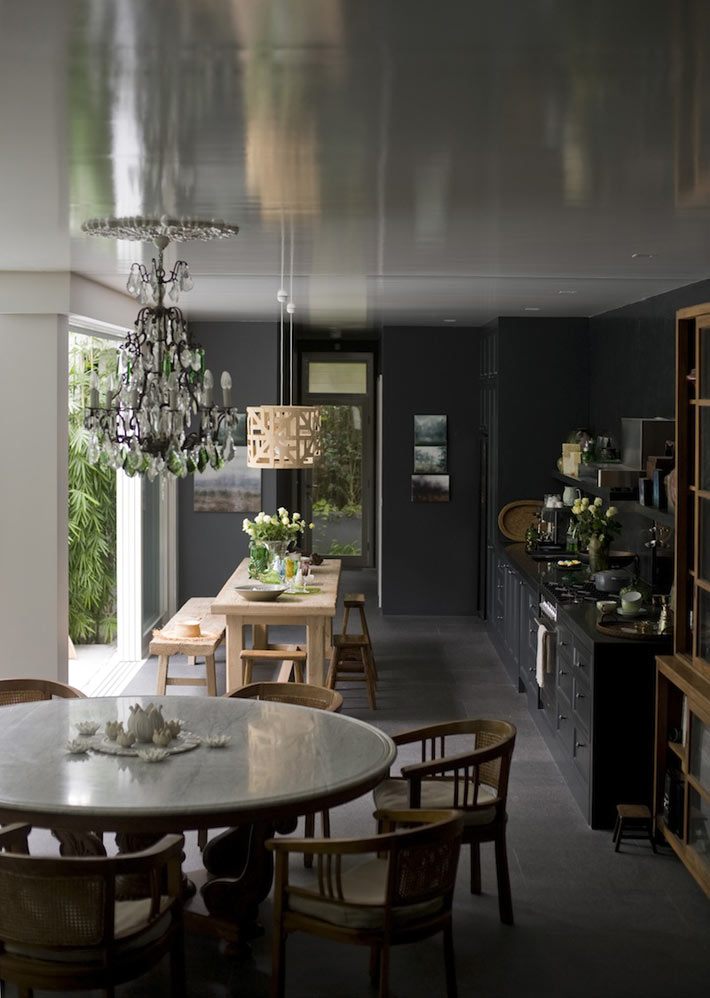 Черный цвет для оформления кухни в доме австралийской художницы фото