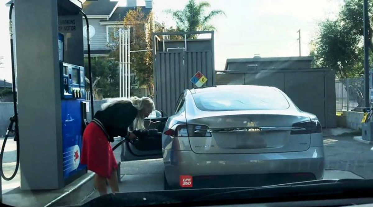 Блондинка попыталась заправить электромобиль бензином и рассмешила Сеть