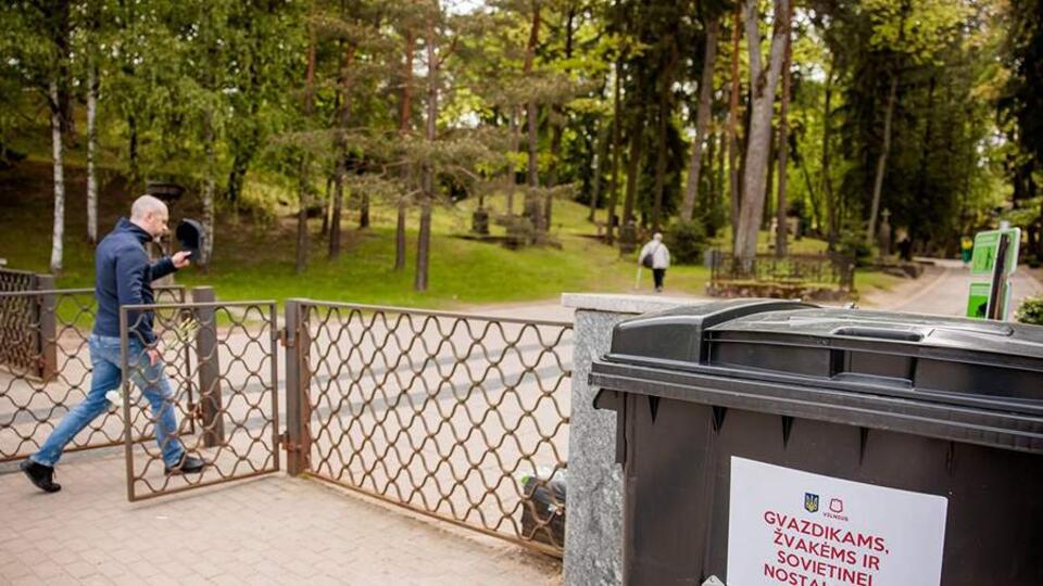 В Вильнюсе на месте мемориала установили мусорный бак 