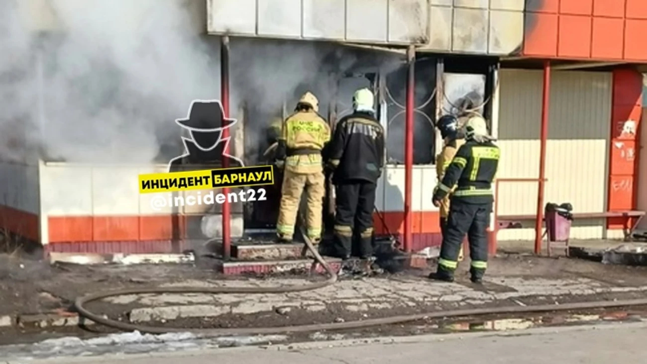 Торговый павильон сгорел на остановке в Барнауле