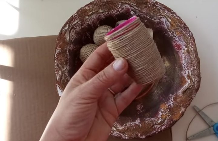 Как с умом использовать флаконы от дезодорантов Как с умом использовать флаконы от дезодорантов шарик, приклейте, флакон, Сделайте, резьбой, несколько, паяльником, отверстие, флакона, нитку, шариков, держатели, бусин, оклейте, снова, детали, джутом, пришивания, вставьте, бумажных