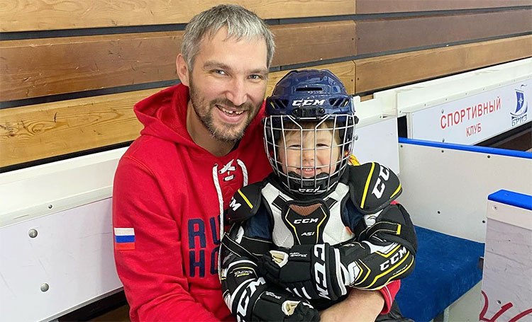Старший сын Александра Овечкина и Настасии Шубской дебютировал на льду Дети,Дети знаменитостей