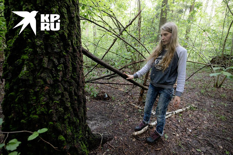 Диола показывает, что на прошлом месте жительства в лесу у них был даже забор Фото: Андрей АБРАМОВ