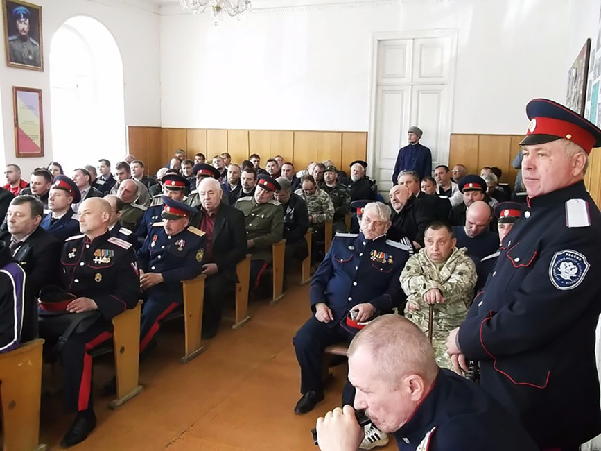 Казаки станицы «Средняя» в помещении здания правления станицы. Фото: Одноклассники
