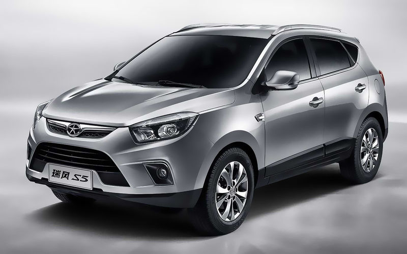 JAC S5 похож на Hyundai ix35, но ценник высоковат — от 699 000 рублей.