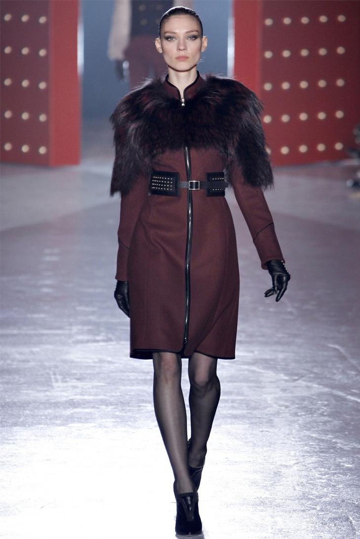 Модное пальто с меховым воротником фото новинки сезона