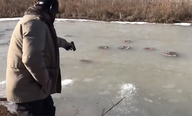 Охотник решил выстрелить в лед реки и посмотреть, как поведет себя пуля. Видео