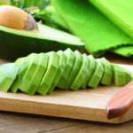 Авокадо, нарезанное дольками