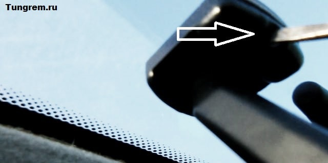 Затягиваем зеркало заднего вида