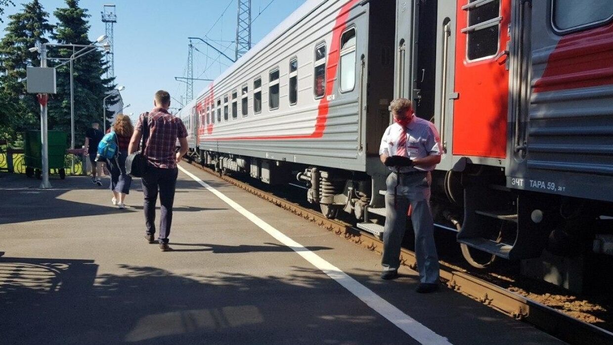 Скорый поезд отправился. Поезд дальнего следования. Дальний поезд. Мурманск-Адлер поезд отравление. Поезда дальнего следования в России.