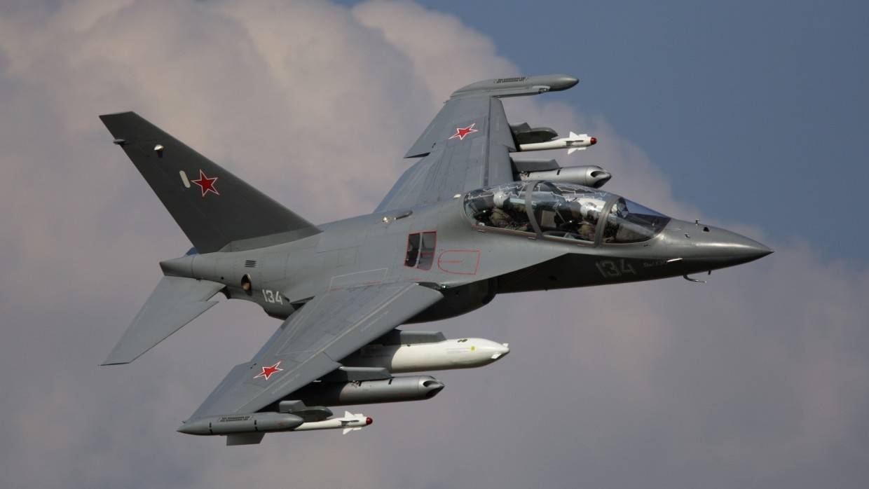 Россия начала поставлять Вьетнаму учебно-боевые самолеты Як-130