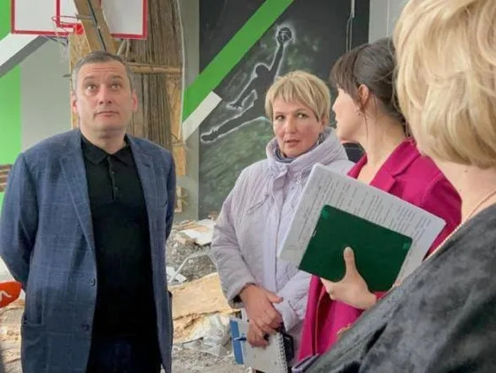 Хинштейн сорвался на подрядчика школы, в которой рухнул потолок