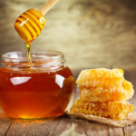 Мёд в прозрачной ёмкости