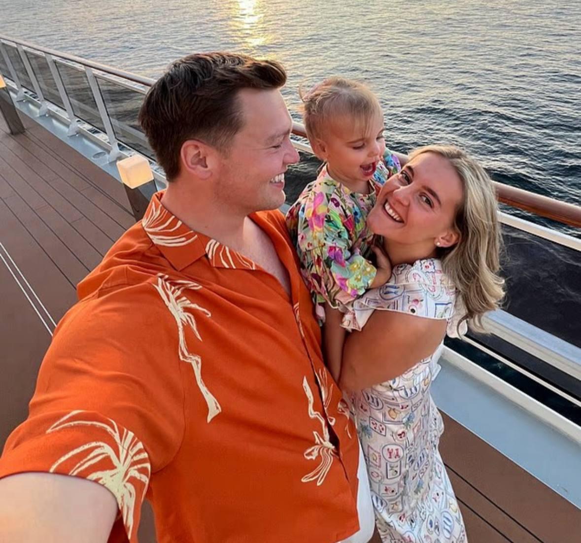 Бесплатное питание и детский сад на борту: как родители растят двухлетнюю дочь на круизном лайнере Бесплатное питание и детский сад на борту: как родители растят двухлетнюю дочь на круизном лайнере Пайпер, семьей, между, Фезерстоун, такой, может, девочки, семье, жизни, работой, жизнь, сложности, словам, корабле, необычного, когда, страны, детской, сначала, годПо