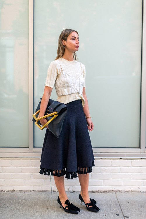 Модель в черной юбке миди и бежевой кофточке - уличная мода Нью-Йорка весна/лето 2017