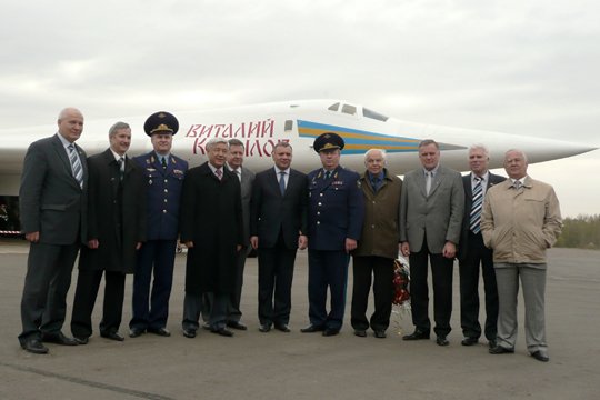 Валентин Близнюк (четвертый справа) в Казани, на церемонии передачи военным крайнего Ту-160