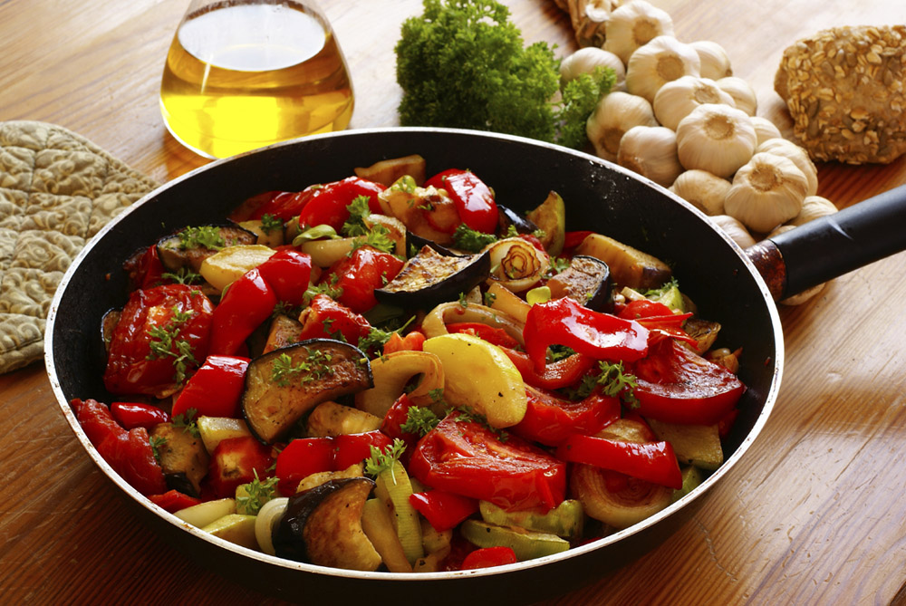 Запечённые овощи на сковороде