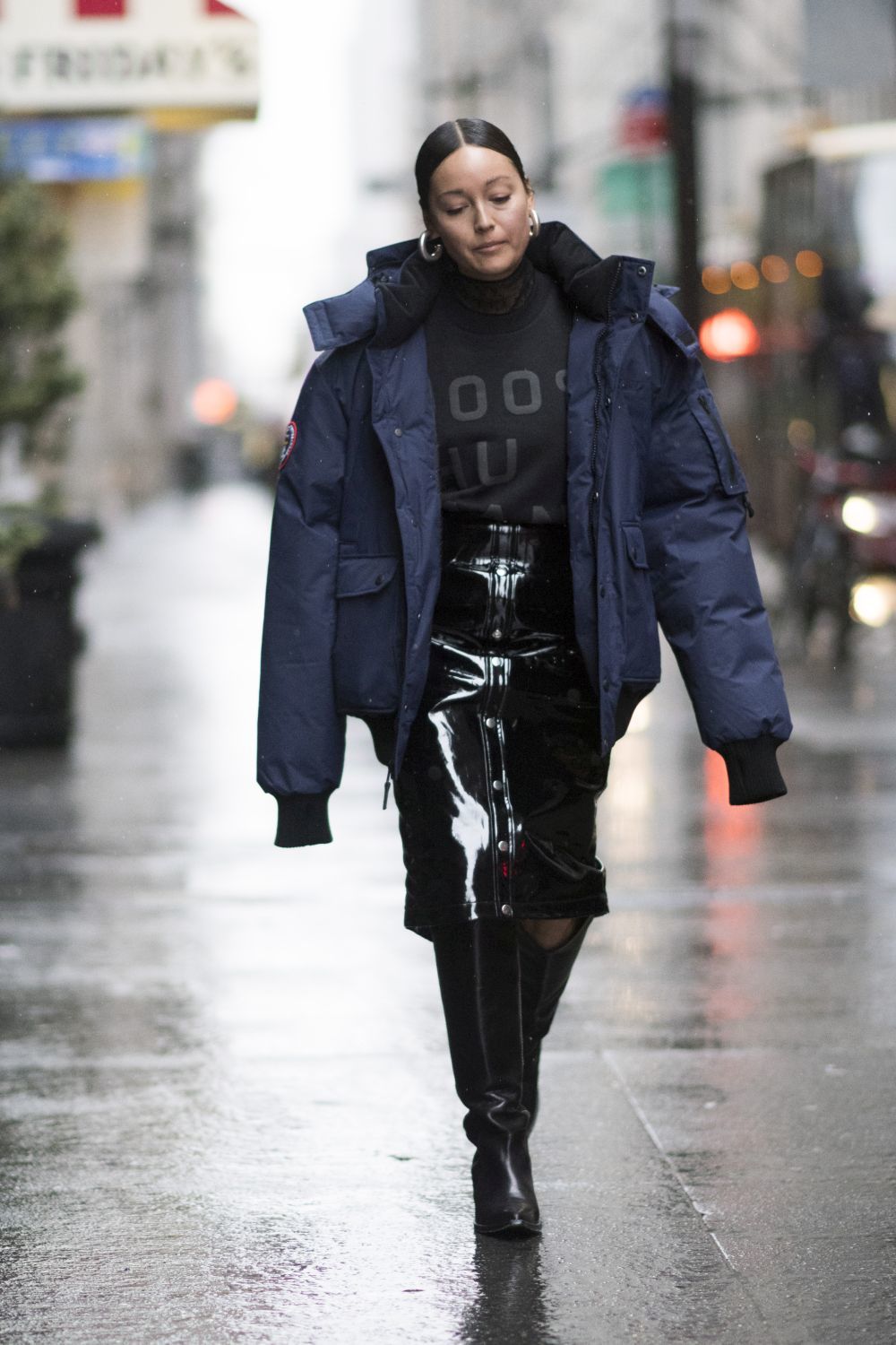 Юбка+пуховик: 15 примеров стильных сочетаний для зимы мода,мода и красота,модные образы,модные тенденции,одежда и аксессуары,пуховики,стиль,уличная мода,юбки