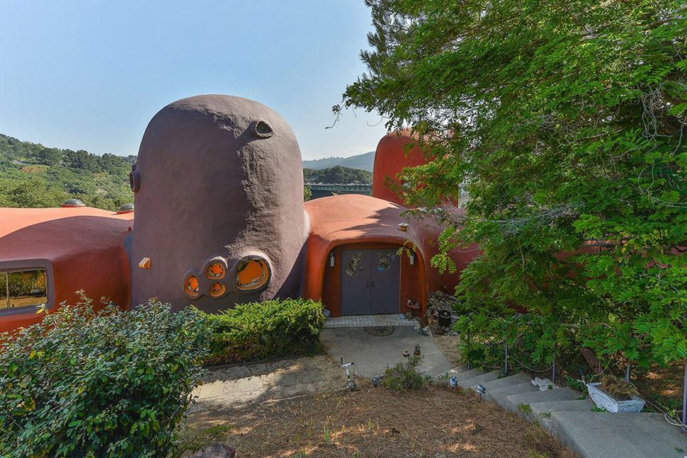 Странный дом Флинстоунов в Калифорнии, который никто не хочет покупать