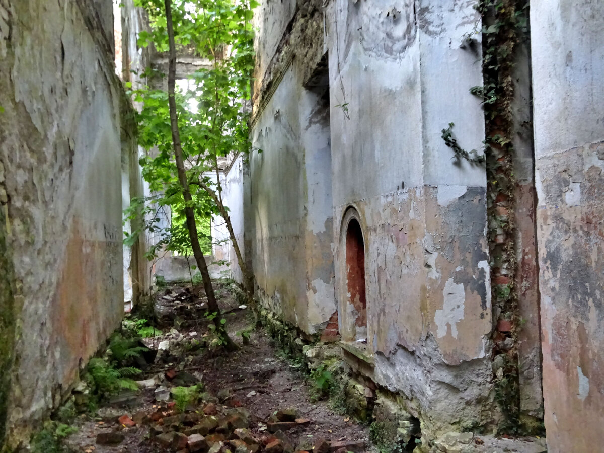 Храм и школа Берии. Село Мерхеул. Абхазия 