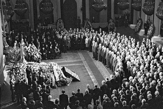 14.11.1982. Похороны Леонида Брежнева. В почетном карауле – руководители КПСС и Советского государства