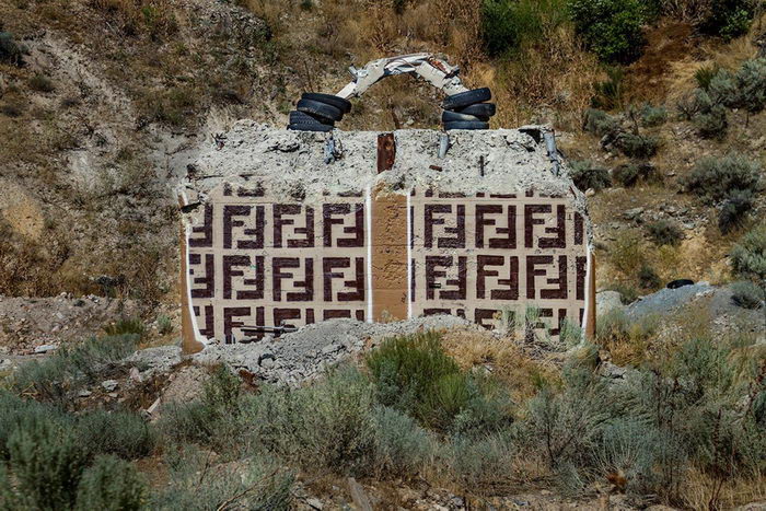 Остроумный проект. Бетонные копии фирменных сумок посреди заводской территории 