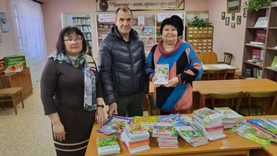 Любители громких заявлений: депутаты петербургского ЗакСа не спешат передать книги детям Донбасса