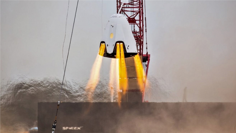Отработка двигательной установка корабля Dragon 2 при зависании в воздухе. Фото SpaceX