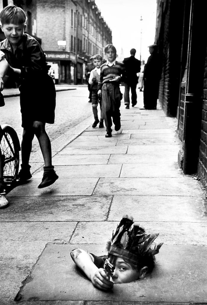 18. Игра в индейца, Лондон, 1954 год  детство, прошлое, фотография
