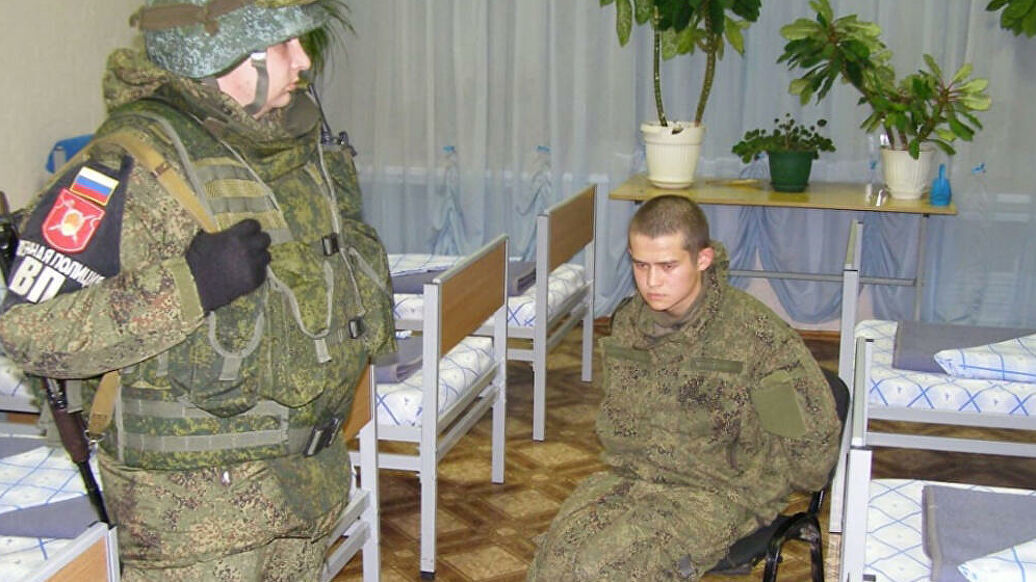 Срочника, убившего восьмерых, перед стрельбой окунали головой в унитаз Срочника, убившего восьмерых, перед стрельбой окунали головой в унитаз лейтенант, в части, сообщила, в унитаз, головой, Шамсутдинов, уточнила, после, части, Шамсутдинова, жаловался, в последнее, словам, По его, на дедовщину, Минобороны, комиссии, ЧП отец, рядового, за дедовщиной