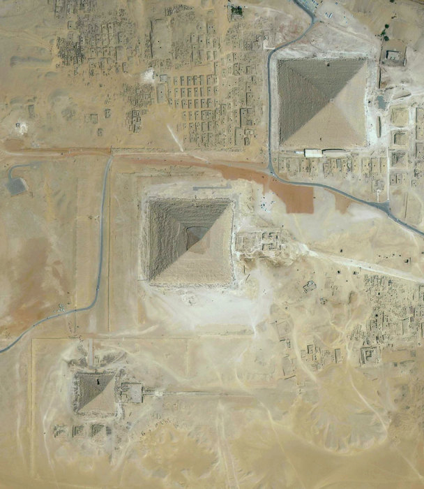 Комплекс древних памятников на плато Гиза в пригороде Каира.