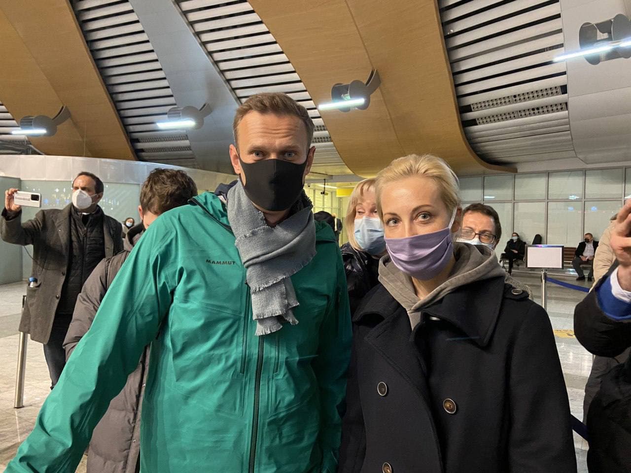 Навального задержали после возвращения в Россию 