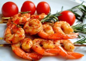 Креветки жареные в соевом соусе с помидорами